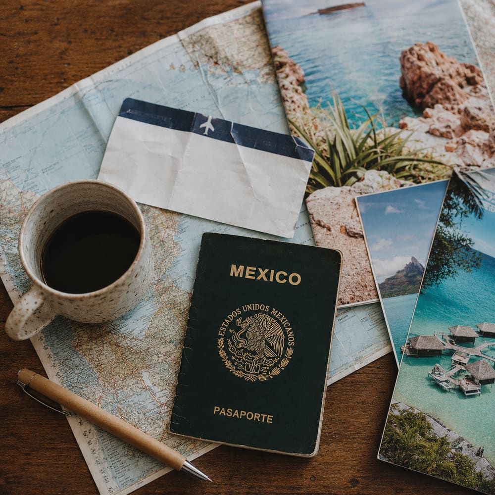 Pasaporte, mapa y fotos de viaje sobre una mesa